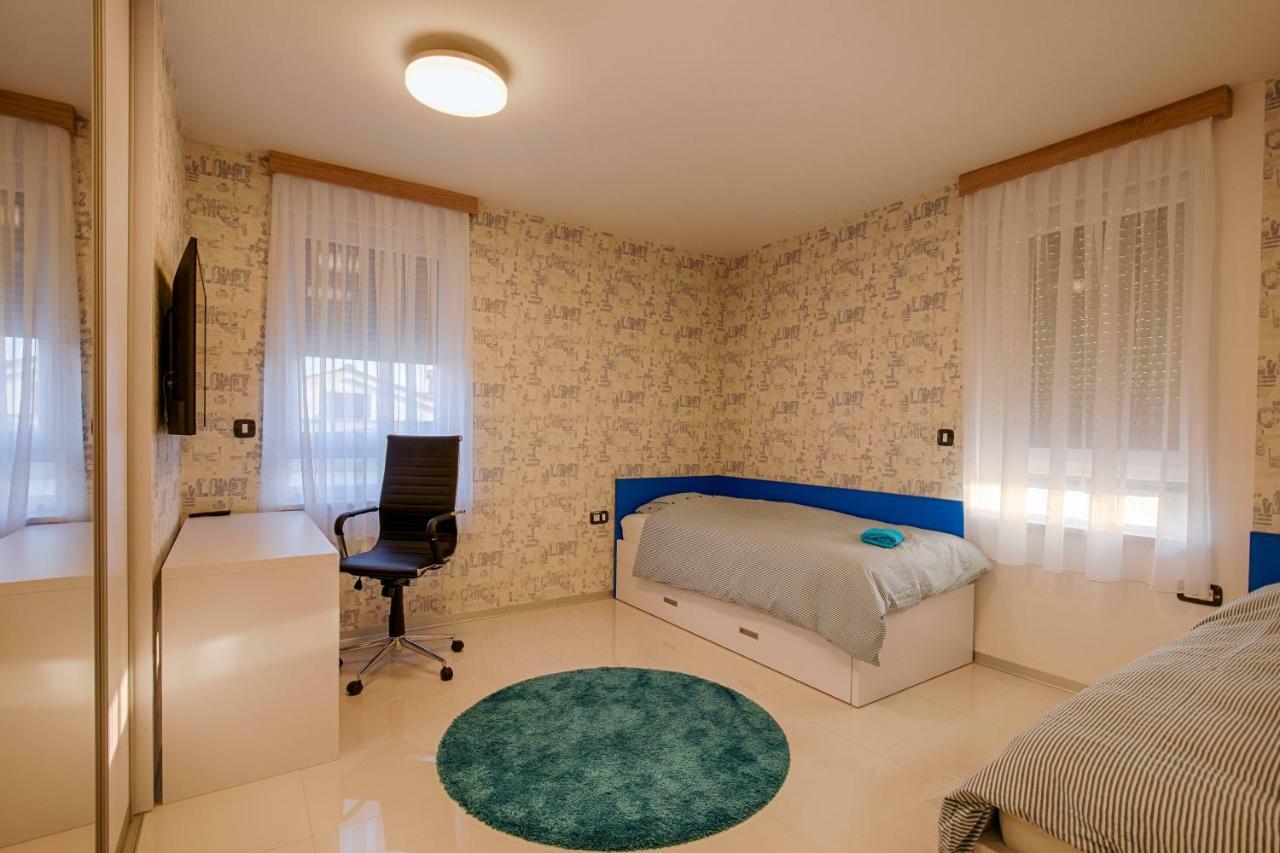 קרק Deluxe New Apartments - Few Steps From The Beach - Luxury Holiday With Style - By Traveler Tourist Agency Krk מראה חיצוני תמונה